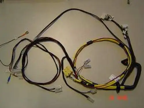 Kabelbaum mit verschiedenen Anschlusssteckern und Leitungen, typisch für elektrische Systeme, hergestellt von Remeha.